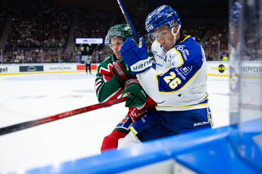Frölundas Max Friberg tacklar Leksands Patrik Norén