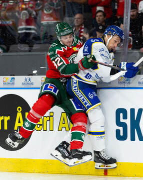 Frölundas Filip Cederqvist tacklar Leksands Patrik Norén