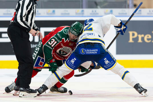 Frölundas Nicklas Lasu tekar mot Leksands Lukas Vejdemo