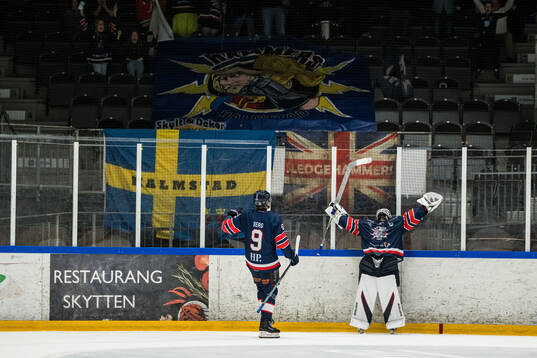 Halmstads William Berg och målvakt Felix Tengvall jublar