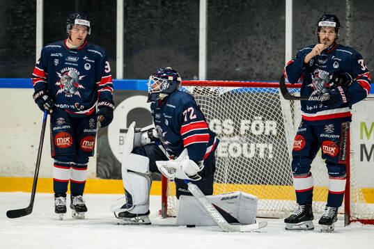 Halmstads Elias Dynell, målvakt Felix Tengvall och Hampus