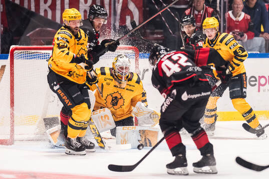 Skellefteås målvakt Gustaf Lindvall och Malmö Redhawks
