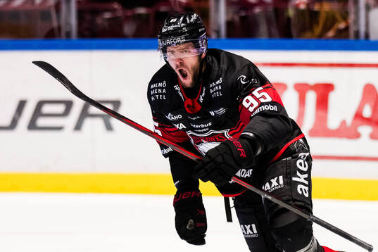 Malmö Redhawks Carl Persson jublar