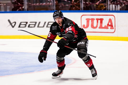 Malmö Redhawks Carl Persson jublar
