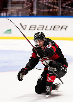 Malmö Redhawks Carl Persson jublar