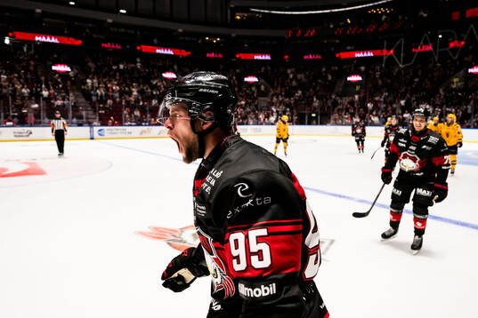 Malmö Redhawks Carl Persson jublar