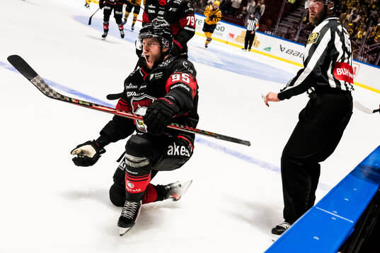 Malmö Redhawks Carl Persson jublar
