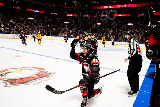 Malmö Redhawks Carl Persson jublar