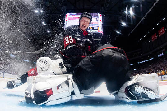 Malmö Redhawks Lassi Thomson kolliderar med målvakt