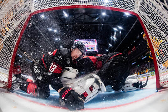 Malmö Redhawks Lassi Thomson kolliderar med målvakt