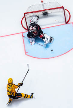 Skellefteås Andreas Johnson skjuter mot Malmö Redhawks