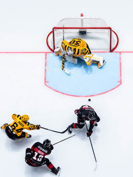 Malmö Redhawks Linus Öberg skjuter in 3-1 målet mot