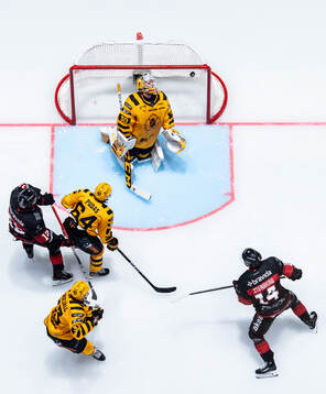 Malmö Redhawks Linus Öberg skjuter in 3-1 målet mot