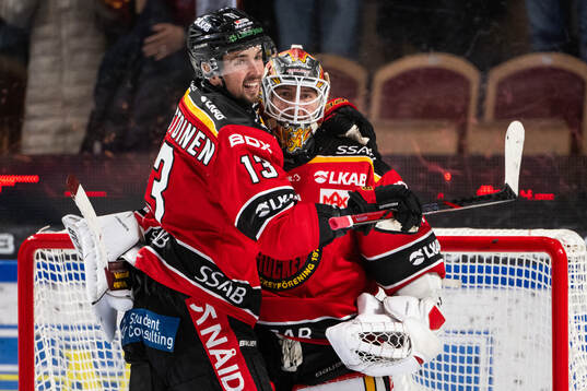 Luleås Eetu Koivistoinen och målvakt Joel Lassinantti