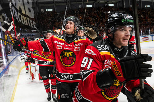 Luleås Jonas Berglund och Brian O'neil jublar