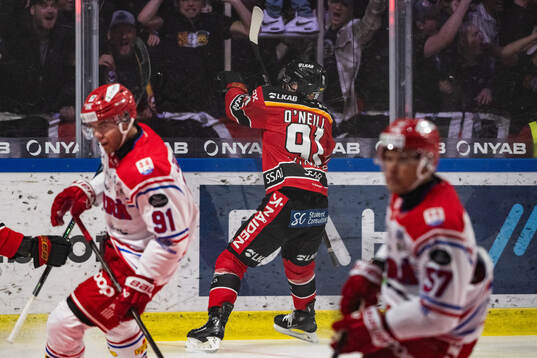 Luleås Brian O'neil jublar
