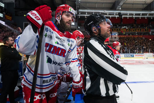 Timrås Per Svensson och linjedomare Emil Yletyinen