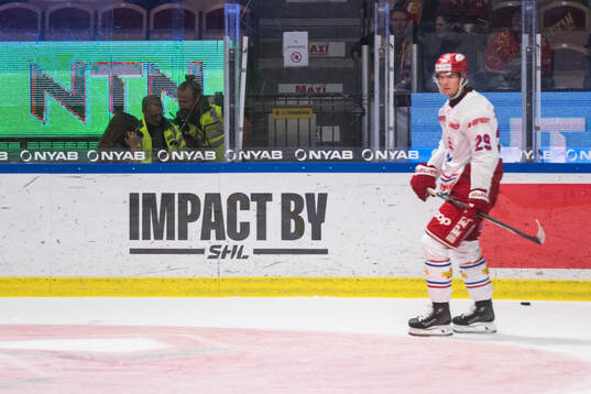Sargreklam med texten Impact by SHL på sargen