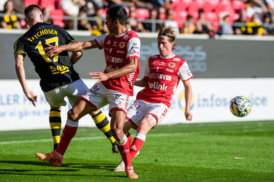 AIKs Mads Døhr Thychosen och Kalmars Romario Pereira