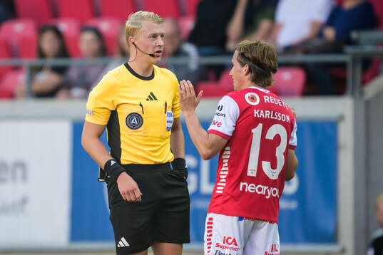 Domare Adam Ladebäck och Kalmars Johan Karlsson