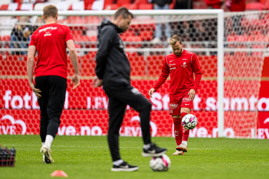 Bård Finne of Brann warms up