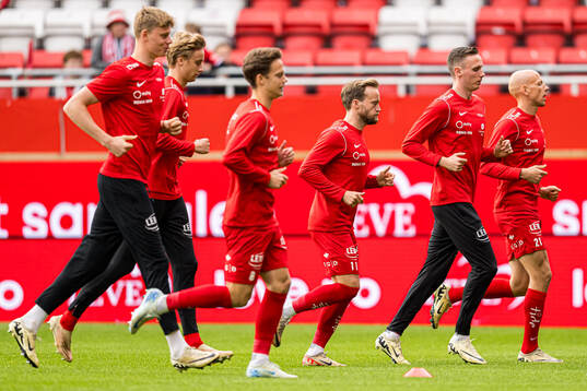 Bård Finne and Joachim Soltvedt of Brann warms up