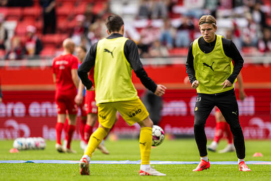 Jens Petter Hauge of Bodø/Glimt warms up