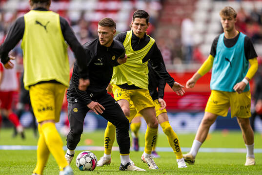 Kasper Waarts Thenza Høgh of Bodø/Glimt warms up