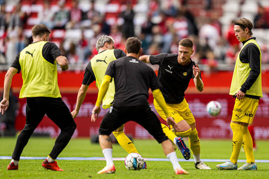 Kasper Waarts Thenza Høgh of Bodø/Glimt warms up