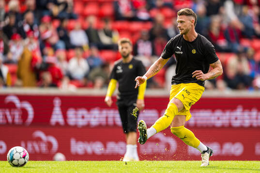 Kasper Waarts Thenza Høgh of Bodø/Glimt warms up