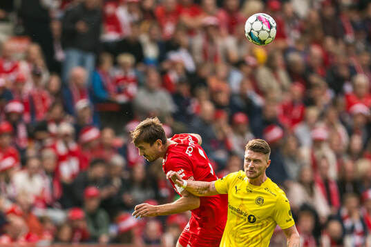 Fredrik Pallesen Knudsen of Brann and Kasper Waarts Thenza