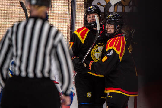 Brynäs Anna Brenkle opch Oona Koukkula jublar
