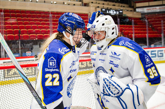 Leksands Agata Sarnovska och målvakt Emma Polusny jublar