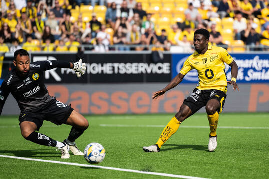 Hammarbys målvakt Warner Hahn och Elfsborgs Michael Baidoo