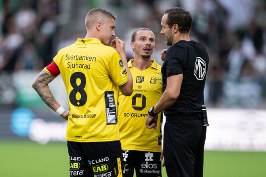Elfsborgs Sebastian Holmen och Niklas Hult diskuterar med