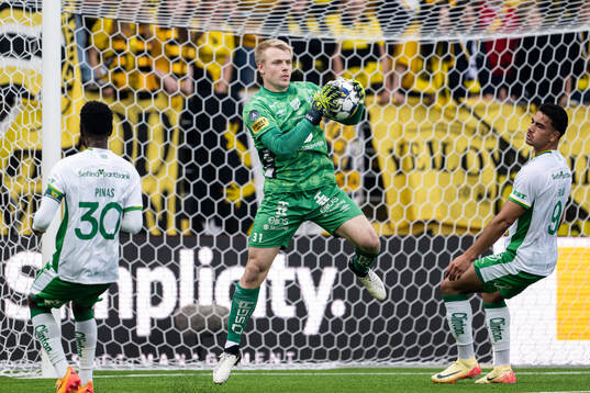 Elfsborgs målvakt Isak Pettersson och Hammarbys Jusef Erabi