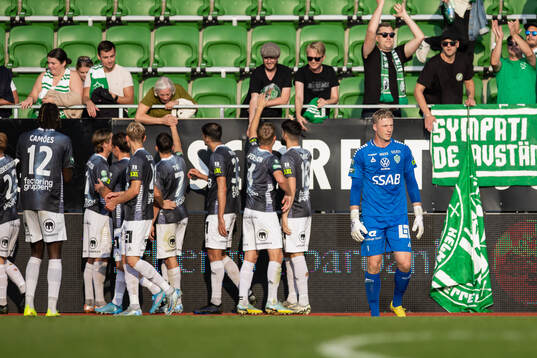 Brages spelare tackar publiken etter fotbollsmatchen i