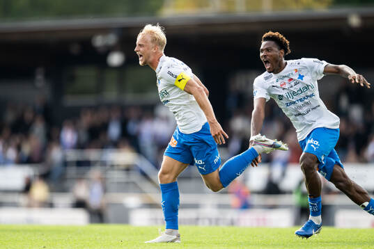 Värnamos Victor Larsson och Samuel Kotto jublar