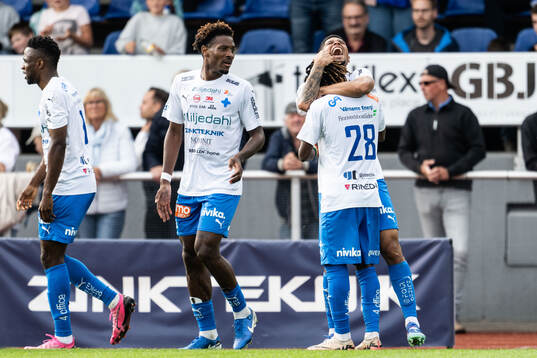 Värnamos Luke Le Roux jublar med Frank Junior Adjei