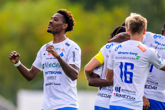 Värnamos Samuel Kotto jublar