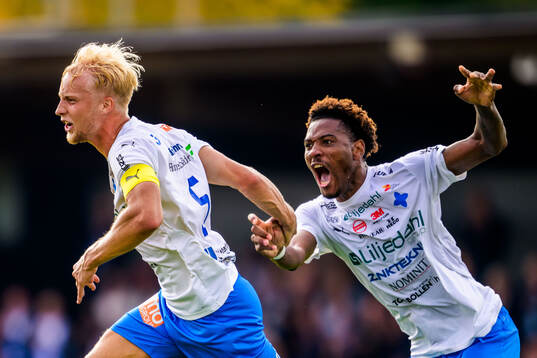 Värnamos Victor Larsson och Samuel Kotto jublar