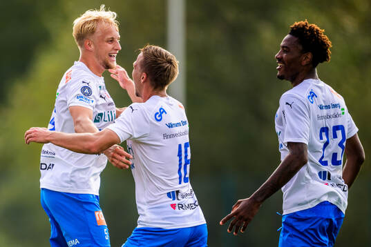 Värnamos Victor Larsson och Samuel Kotto jublar