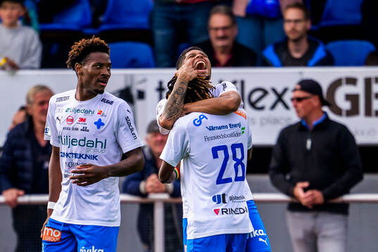 Värnamos Luke Le Roux jublar