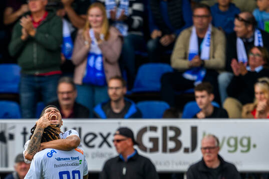 Värnamos Luke Le Roux jublar