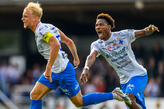 Värnamos Victor Larsson och Samuel Kotto jublar