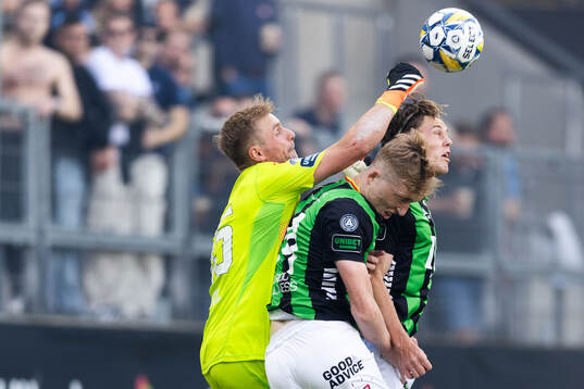 Djurgårdens målvakt Jacob Rinne mot GAIS Filip Beckman