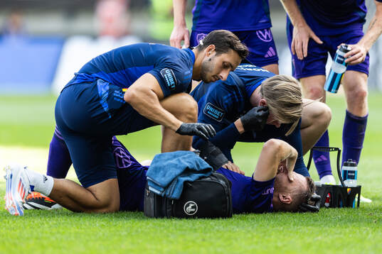Djurgårdens Jacob Larsson har ont och får vård