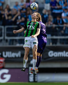 GAIS Axel Henriksson och Djurgårdens Jacob Larsson skallar