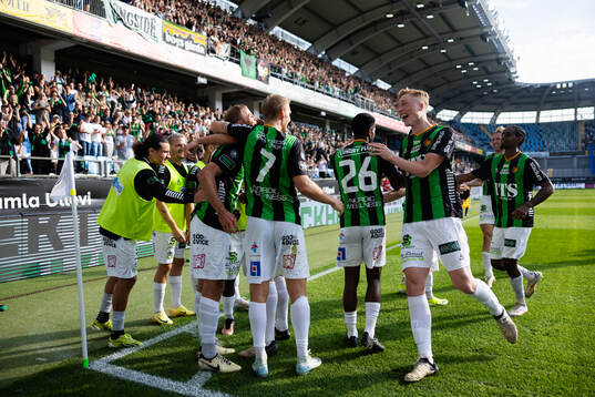GAIS Gustav Lundgren jublar ihop med lagkamrater