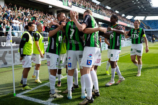 GAIS Gustav Lundgren jublar ihop med lagkamrater